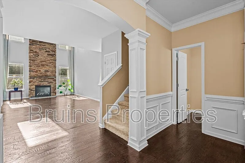 4 bed, 2.5 bath, 2660 sqft, $2,650 — Photo 2
