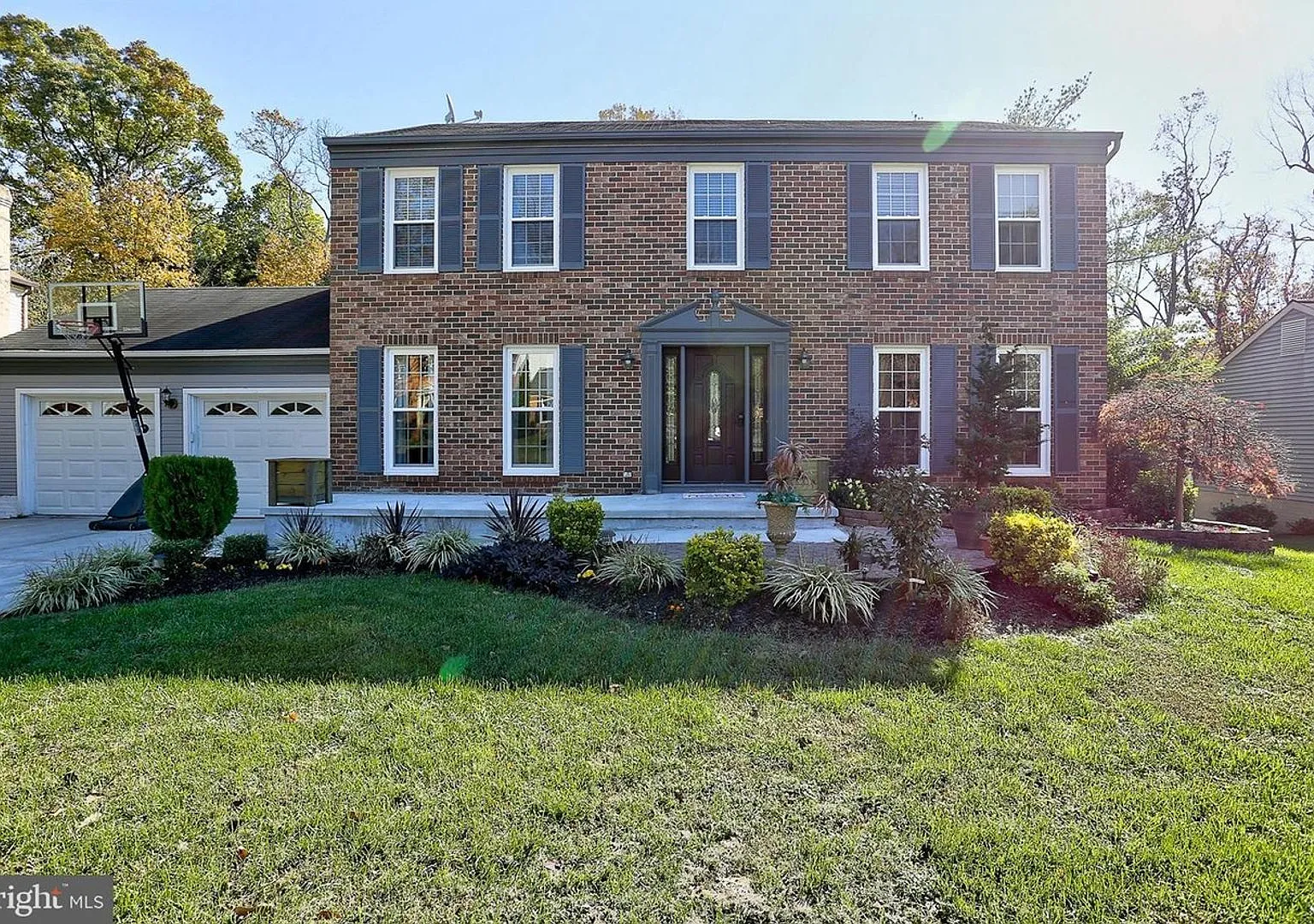 Luxurious 6-Bedroom, 3.5-Bath Home with Extensive Parking — Photo 1