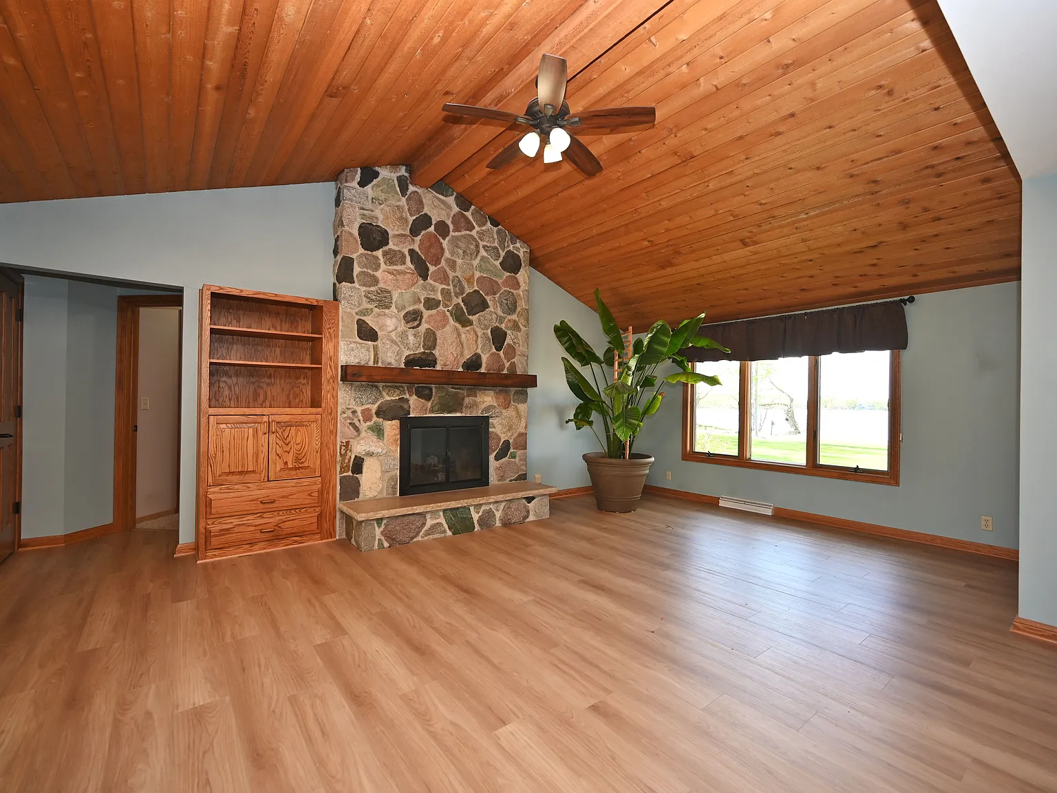 4 bed, 2.5 bath, 2100 sqft, $4,995 — Photo 3