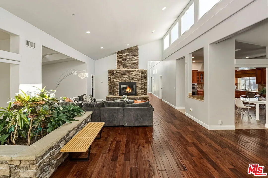 4 bed, 3.0 bath, 3674 sqft, $8,998 — Photo 4