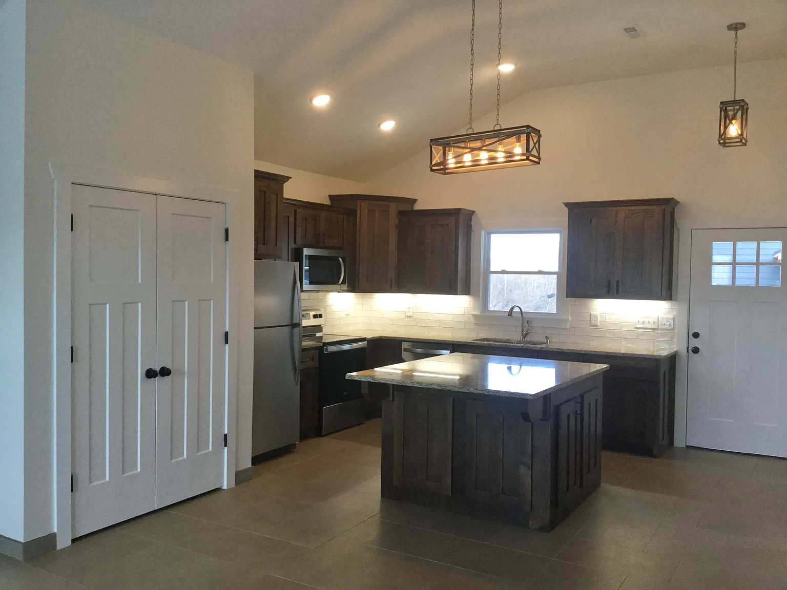 2 bed, 1075 sqft, $1,600 — Photo 2