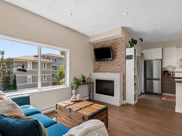 1273 Marine Dr #206, North Vancouver, BC V7P 1T3
