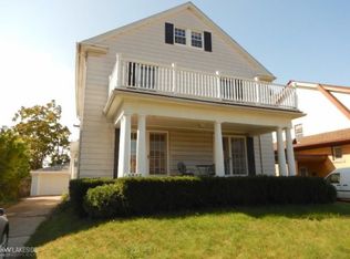 1215 Nottingham Rd, Grosse Pointe Park, MI 48230