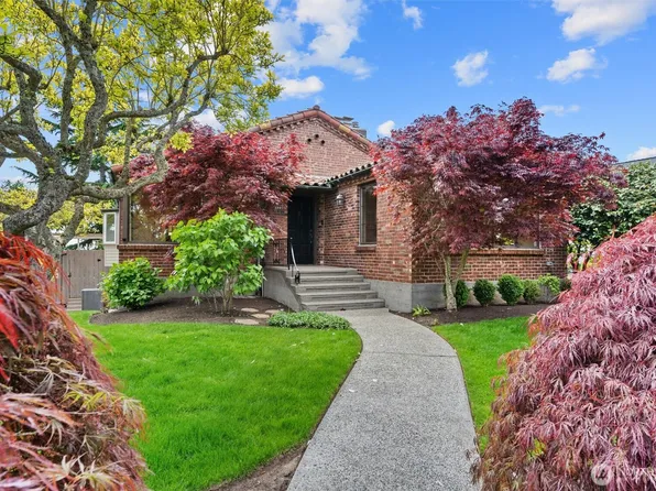 2501 W Crestmont Place W, Seattle, WA 98199