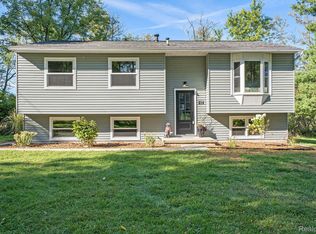 814 E South Holly Rd, Fenton, MI 48430