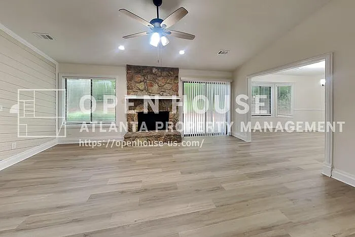 1110 Lake Dr — Photo 3
