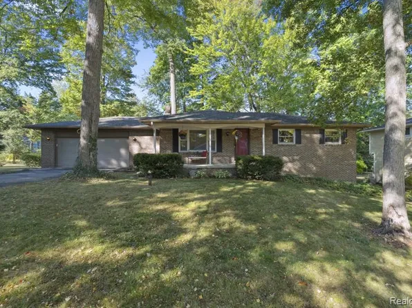 5955 Chickadee Ln, Clarkston, MI 48346