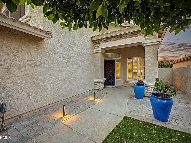 704 E Windsor Dr — Photo 12
