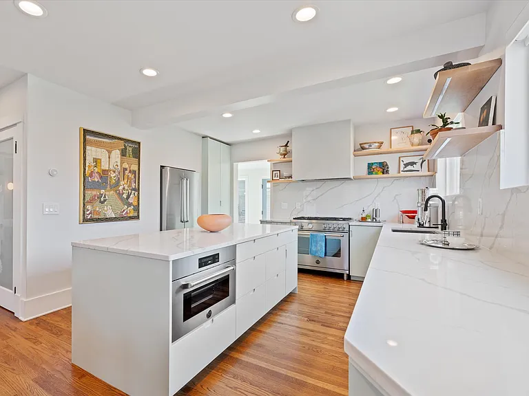 207 Morton Ave — Photo 10
