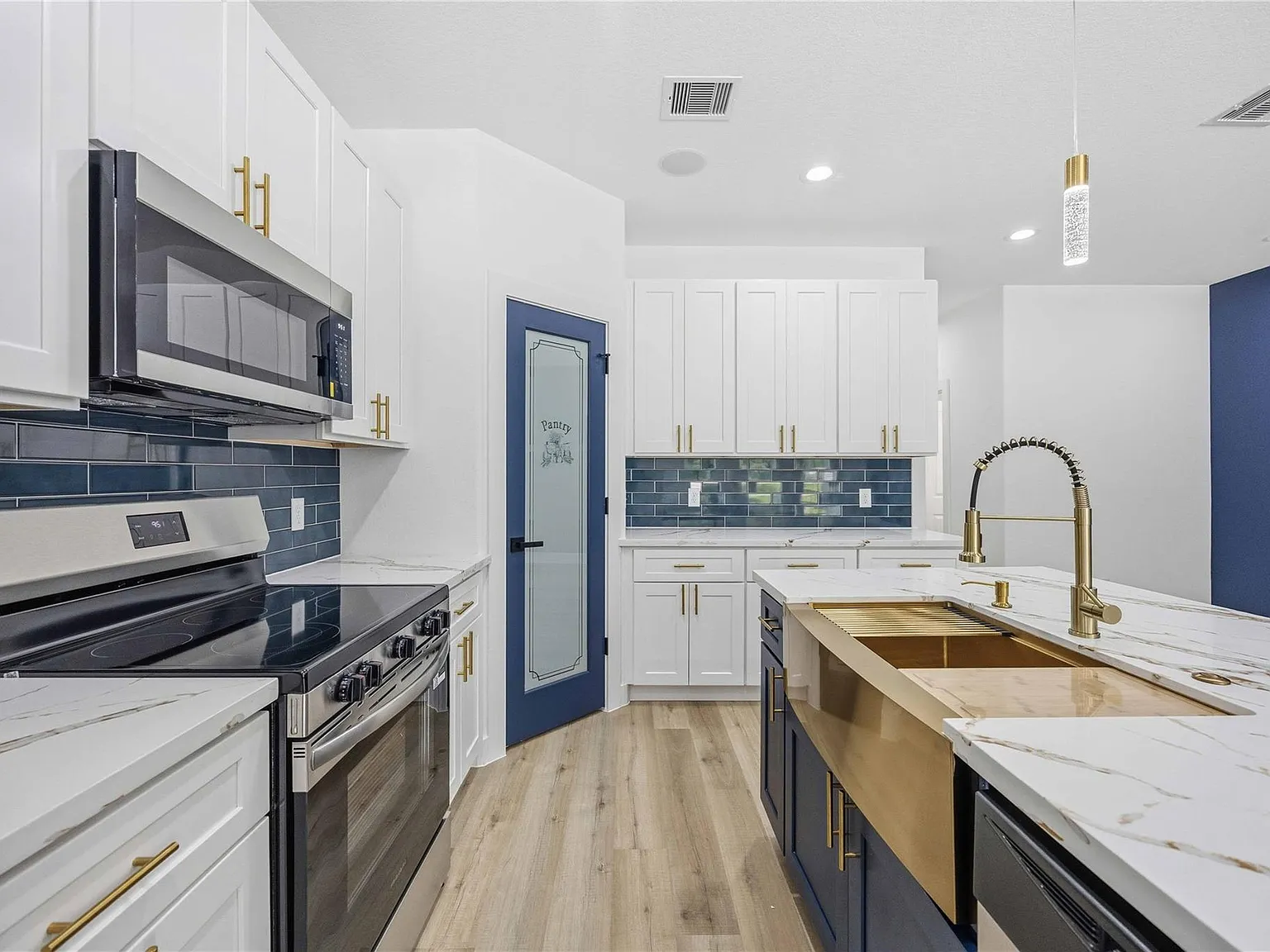 3 bed, 2.0 bath, 1300 sqft, $1,950 — Photo 2