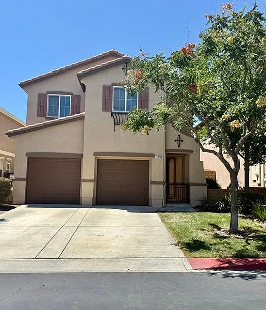 4 bed, 3.0 bath, 2242 sqft, $3,600 — Photo 2