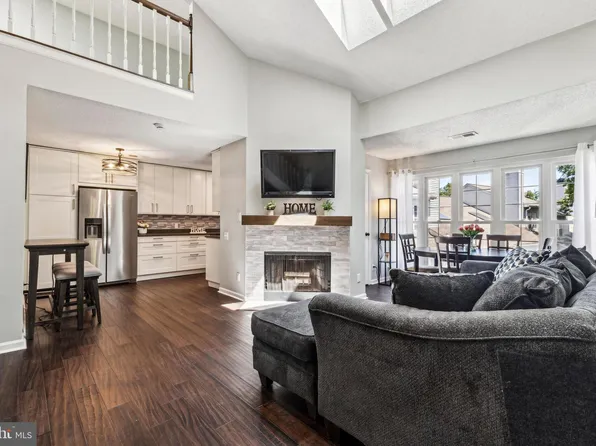 3901 Golf Tee Ct APT 301, Fairfax, VA 22033