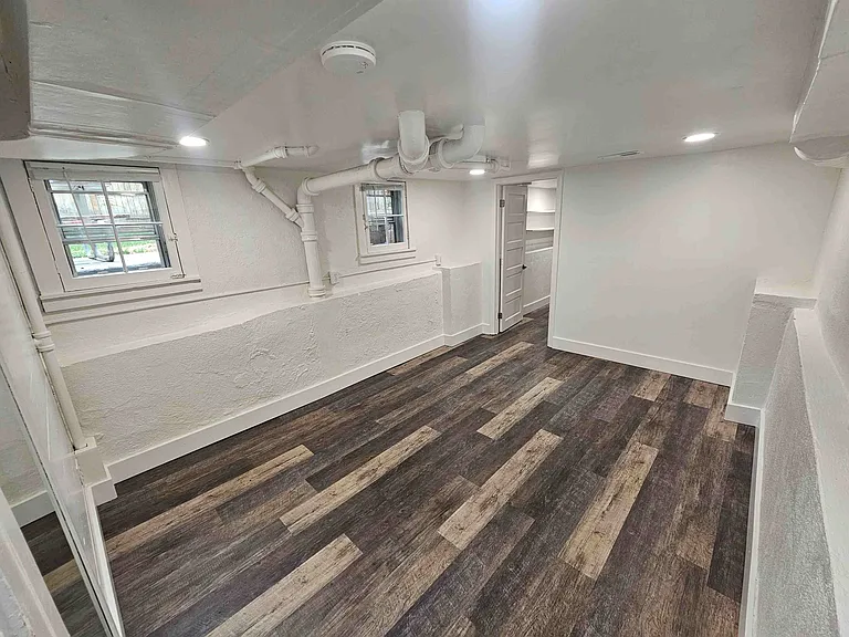 1032 1/2 Lincoln Pl — Photo 6