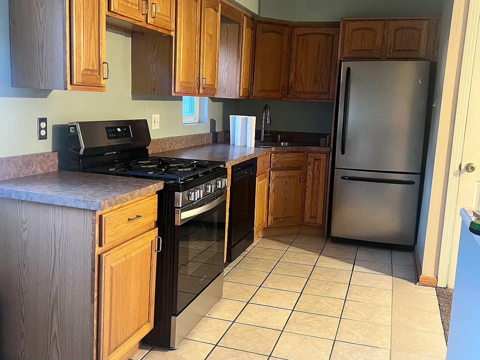 3 bed, 1.5 bath, 1319 sqft, $1,250 — Photo 3