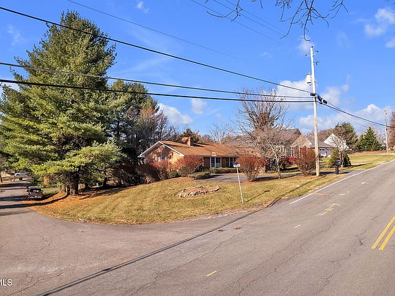 3rd image of 415 NE Court St