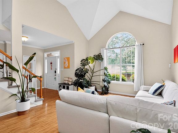 3rd image of 3600 Briarthorne Dr