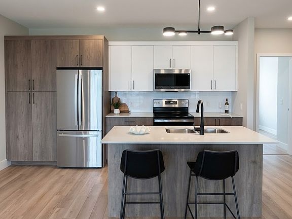 4th image of 30 Waterloo St #107