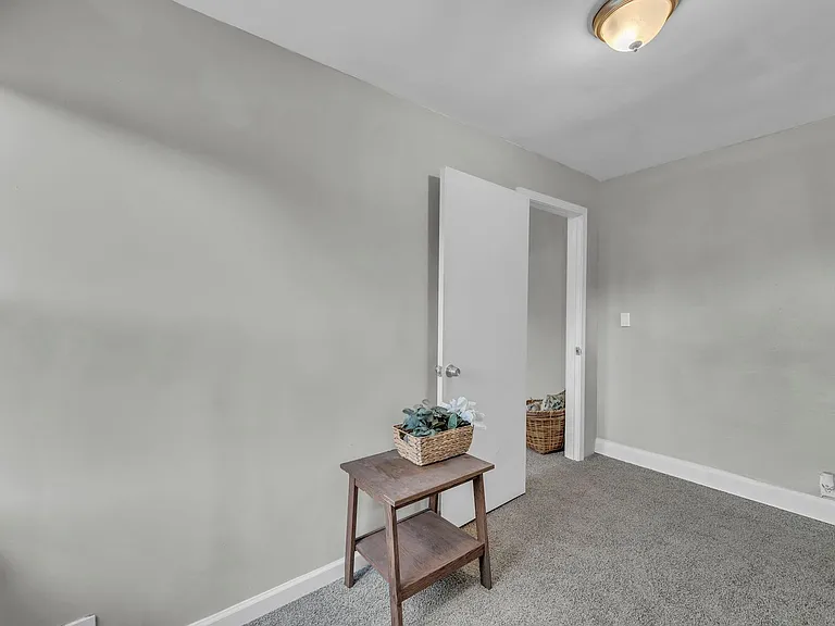 2110 S Sterling Ave — Photo 15