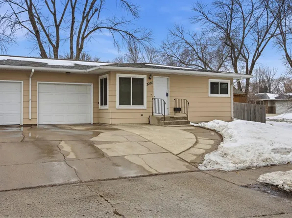 2201 15th St S, Fargo, ND 58103