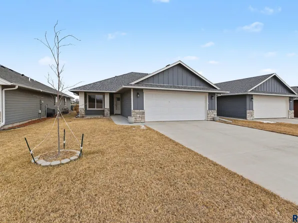 1032 NE 11th St, Madison, SD 57042