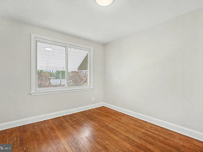 828 Saint Dunstans Rd — Photo 9