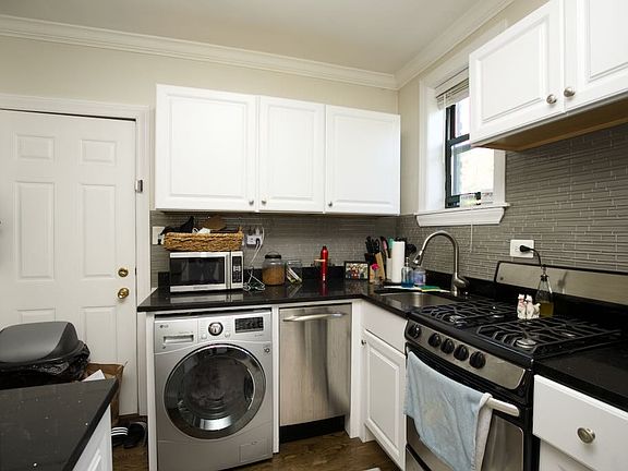 5th image of 3839 N Greenview Ave #E3