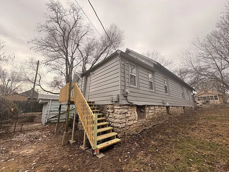 135 Lawndale Ave — Photo 18