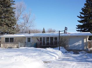 117 28th St SW, Minot, ND 58701