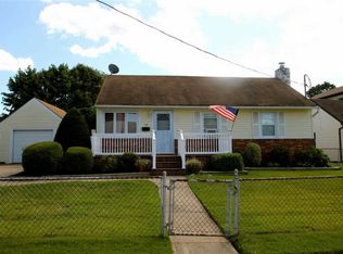 18 Parkdale Dr, North Babylon, NY 11703