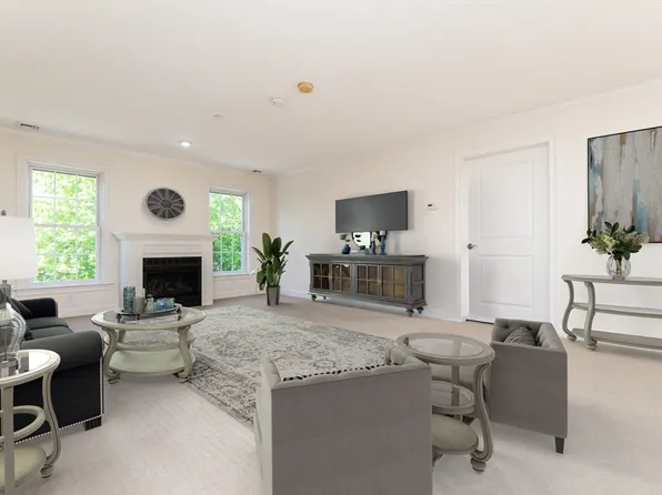 8 Crowninshield St Unit 312, Peabody, MA 01960