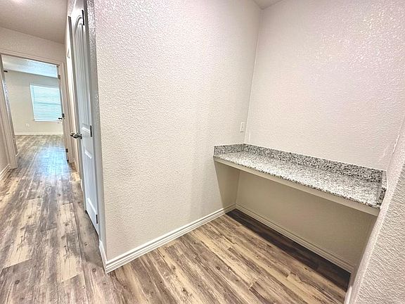 5th image of 301 Dolphin Dr #B