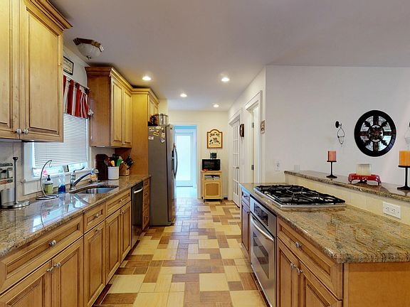 3rd image of 31 Tanners Neck Ln