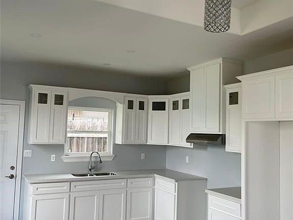 5th image of 2000 Angus St APT 2