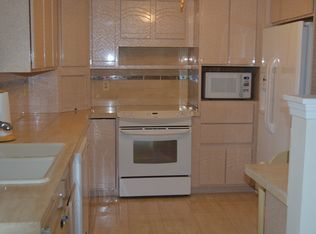 8597 Mathias Dr APT 40, Grosse Ile, MI 48138