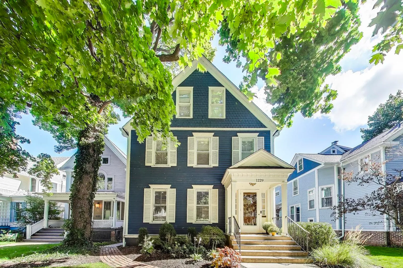 1229 Hinman Ave photo 1