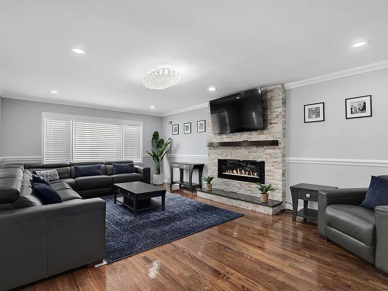 221 Lawrence St — Photo 2
