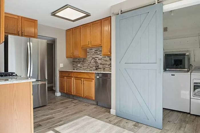 3 bed, 1100 sqft, $3,100 — Photo 4