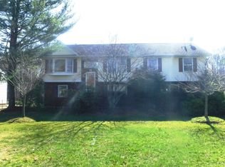 99 Finnegan Ln, Kendall Park, NJ 08824