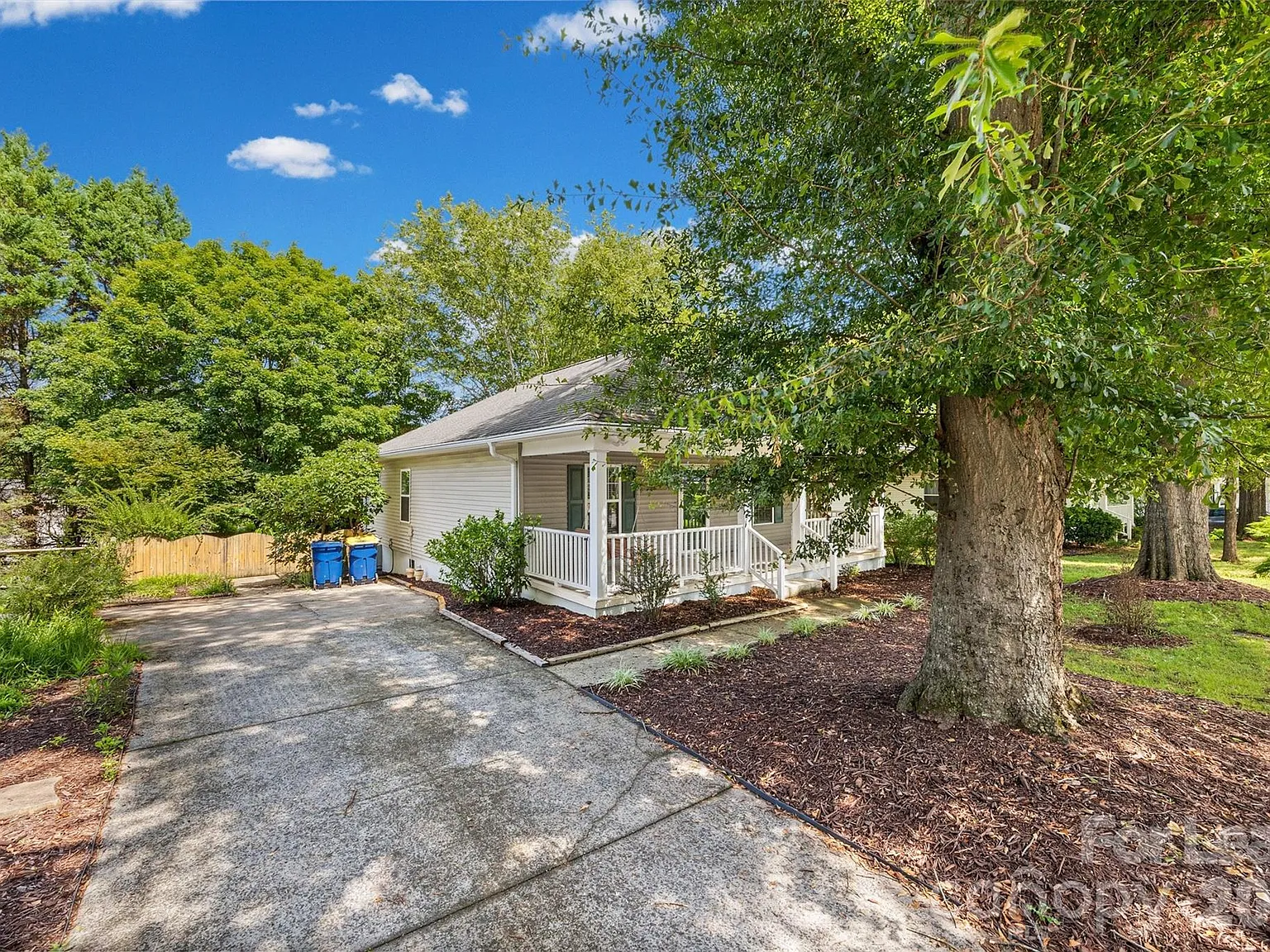 3 bed, 2.0 bath, 1125 sqft, $2,200 — Photo 3