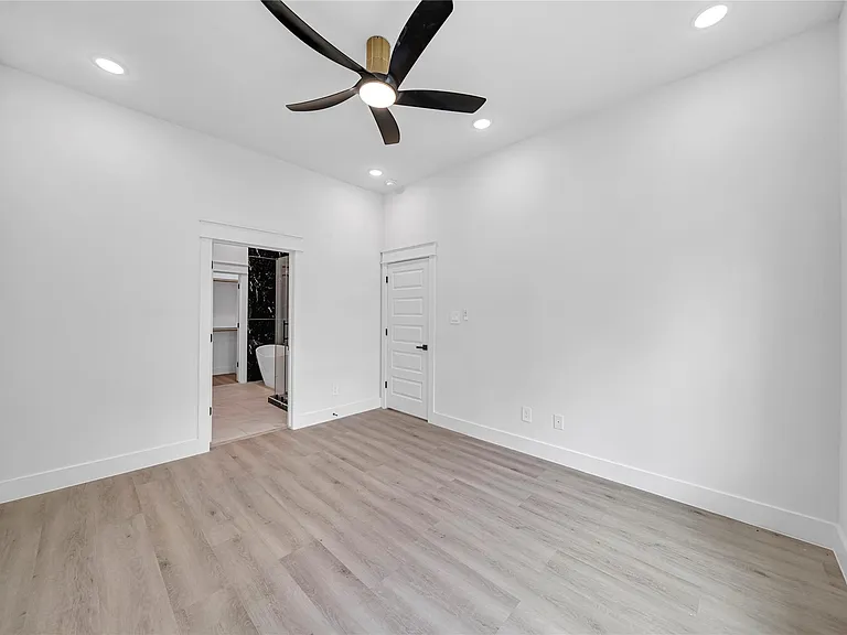 4834 Higgins St #B — Photo 11