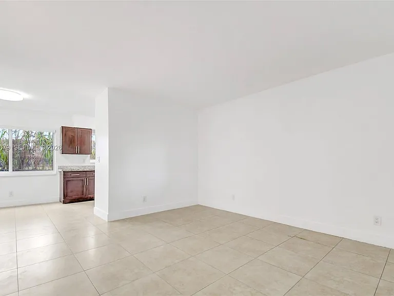 407 SE 9th Ct #3 — Photo 3