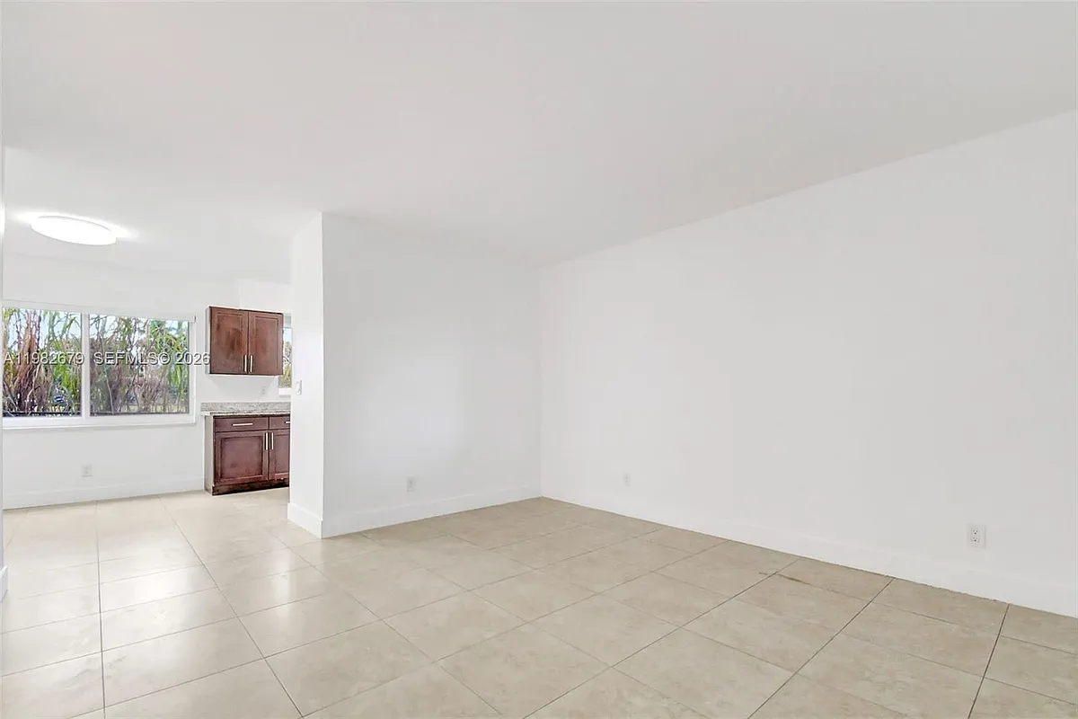 Building Photo - 407 SE 9th Ct #3
