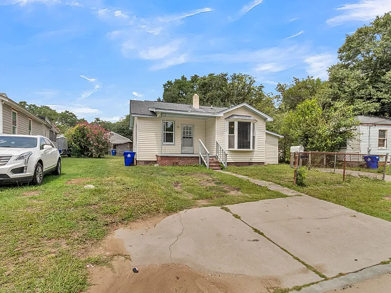 2330 Bailey Dr — Photo 3