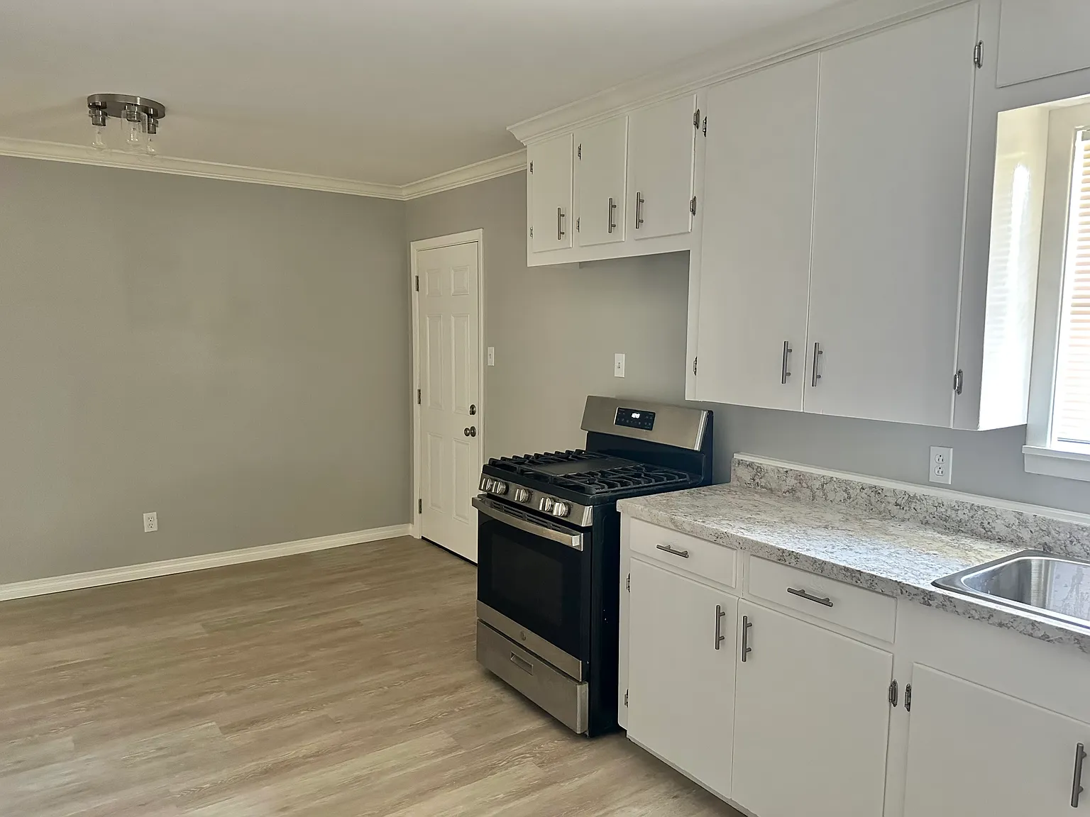 1104 Gloria St — Photo 3