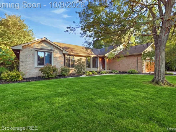 2390 Briar Creek Ln, Burton, MI 48509