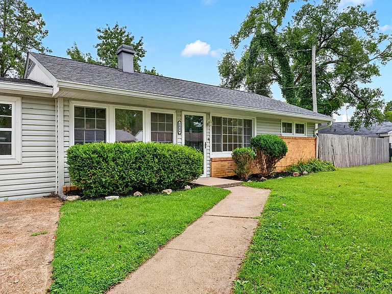 2844 Westlawn St — Photo 3