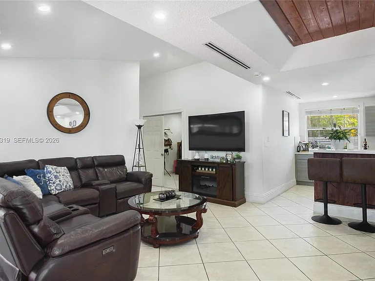 10135 SW 139th Pl — Photo 3
