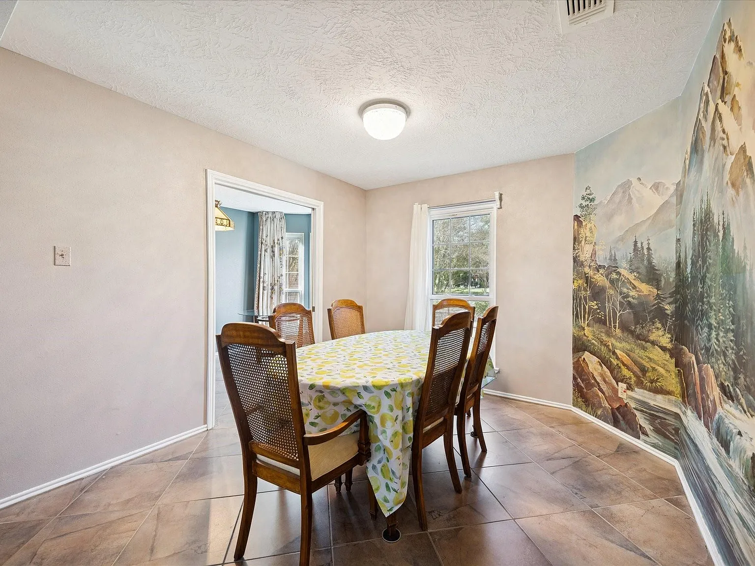 4 bed, 2.5 bath, 2451 sqft, $2,100 — Photo 3