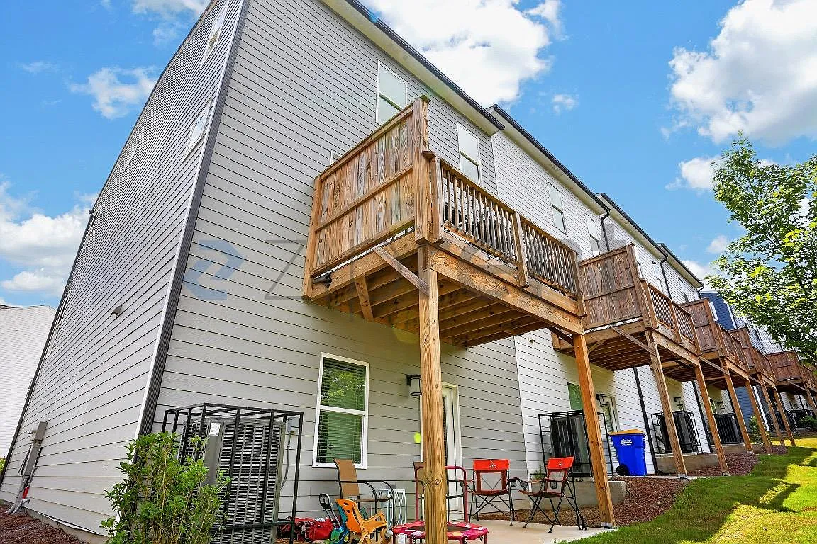 4 bed, 3.5 bath, 2425 sqft, $2,945 — Photo 4