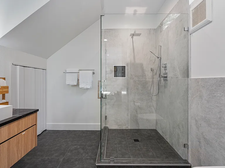 Full luxury bathroom.